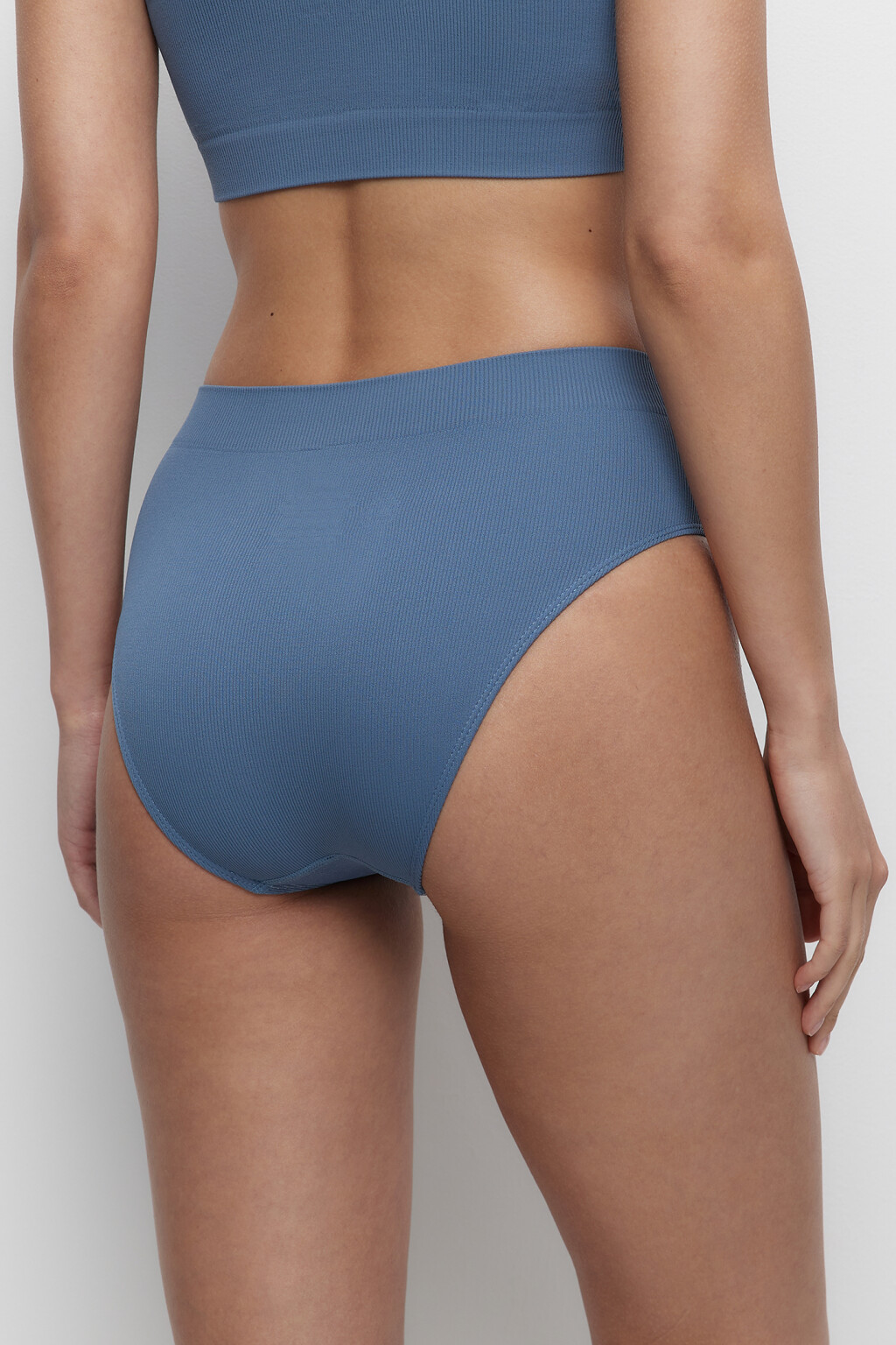 Трусы-слипы спортивные бесшовные со средней посадкой - цвет голубой - 2