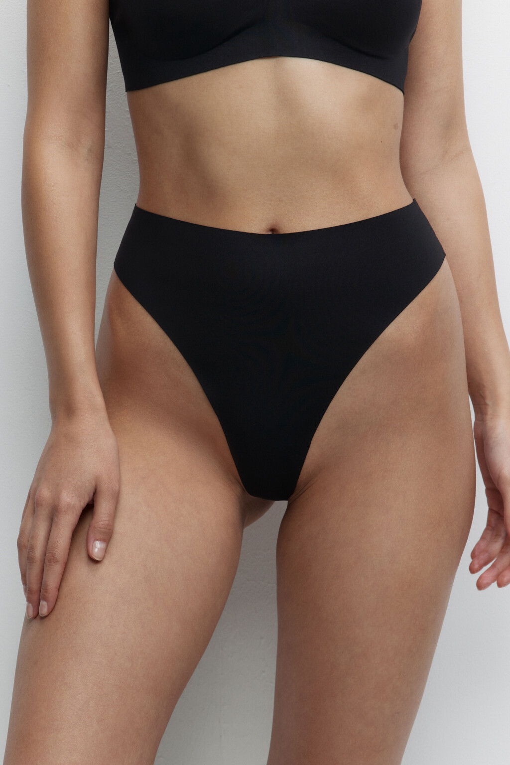 Трусики-стринги спортивные гладкие с высокой посадкой - цвет черный - 1