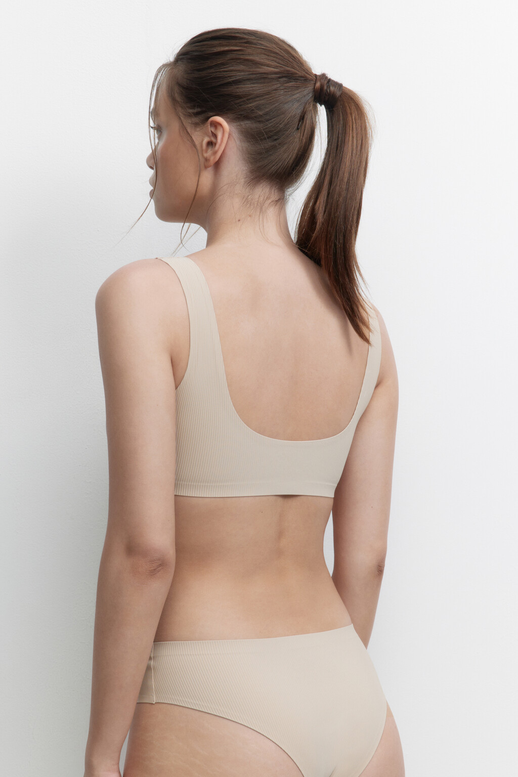 Бюстгальтер-топ спортивный в рубчик с мягкой чашкой - цвет бежевый - 2