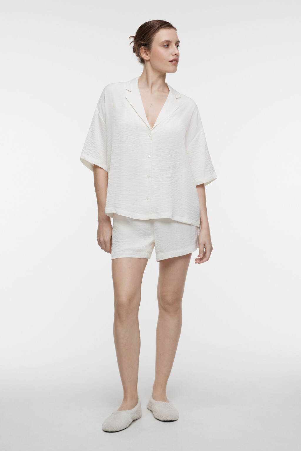 Блузка oversize домашняя сатиновая с коротким рукавом - цвет белый - 4