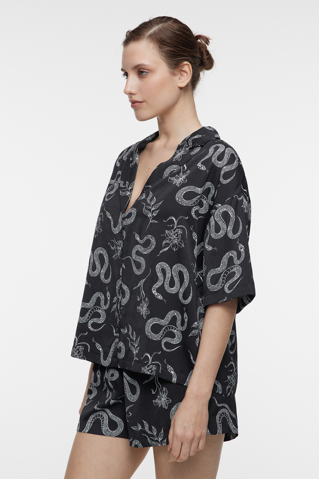 Блузка oversize домашняя сатиновая с коротким рукавом - цвет мультиколор - 2