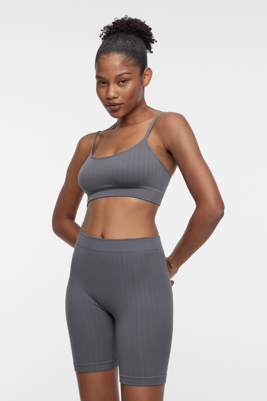 Топ-бюстгальтер домашний в рубчик на тонких бретелях - цвет серый - 2