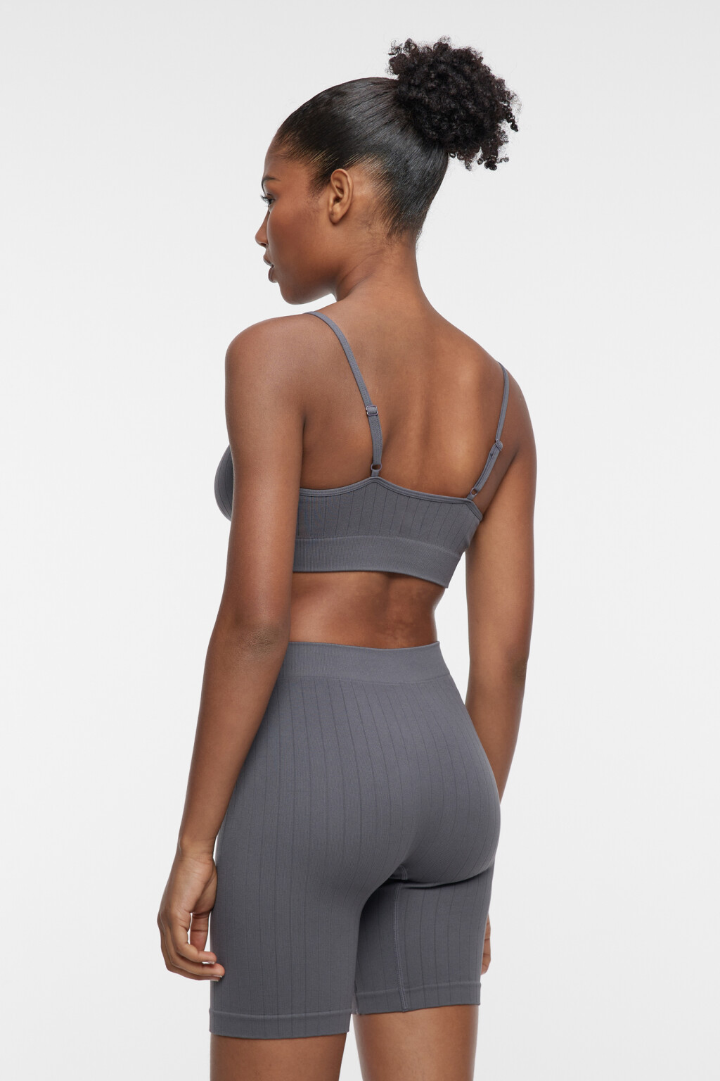 Топ-бюстгальтер домашний в рубчик на тонких бретелях - цвет серый - 3