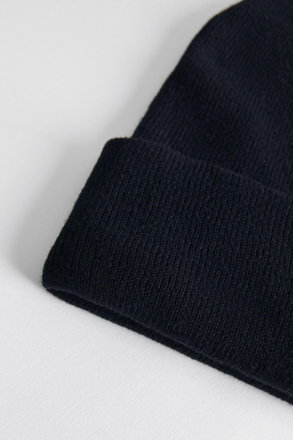 Шапка-бини тонкая вязаная однотонная - цвет черный - 2