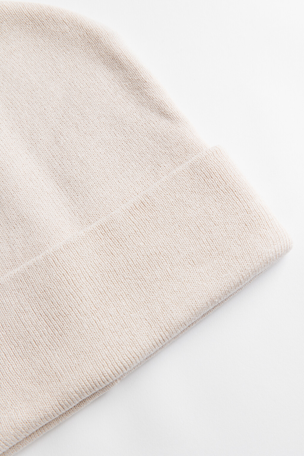 Шапка-бини тонкая вязаная однотонная - цвет бежевый - 3