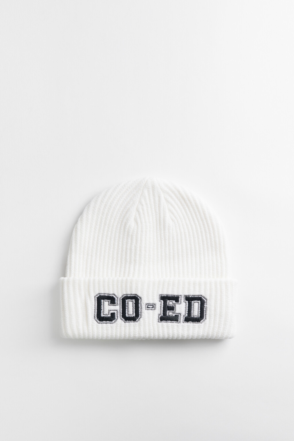 Шапка-бини вязаная с отворотом и принтом-надписью - цвет белый - 2