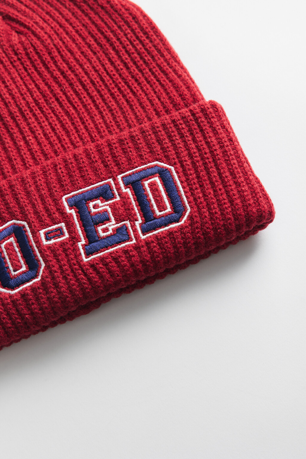 Шапка-бини вязаная с отворотом и принтом-надписью - цвет красный - 2