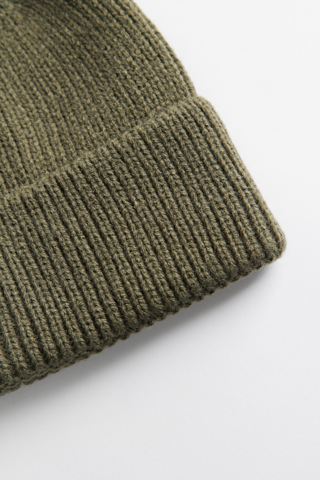 Шапка-бини вязаная короткая до ушей - цвет зеленый - 2