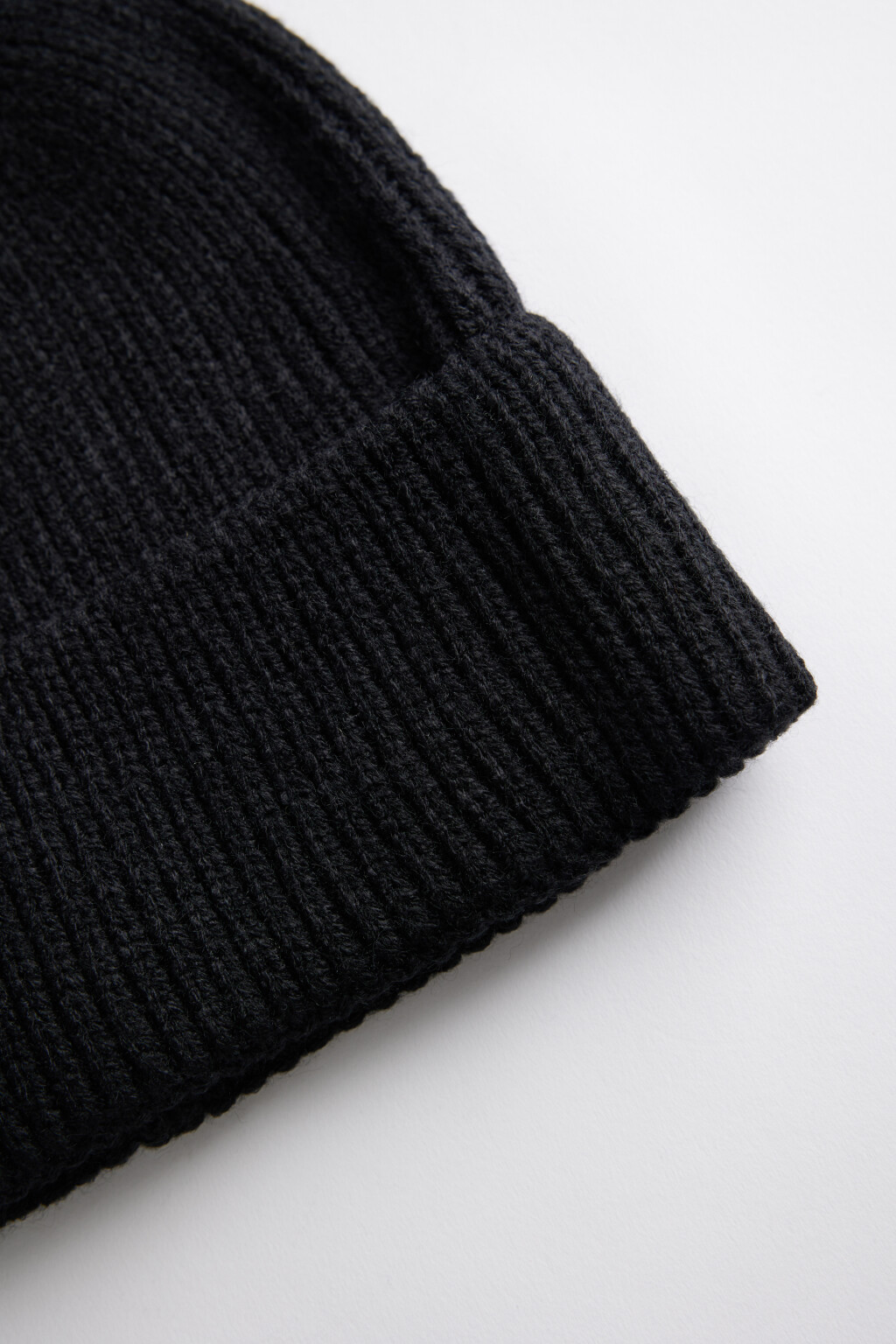 Шапка-бини вязаная короткая до ушей - цвет черный - 2