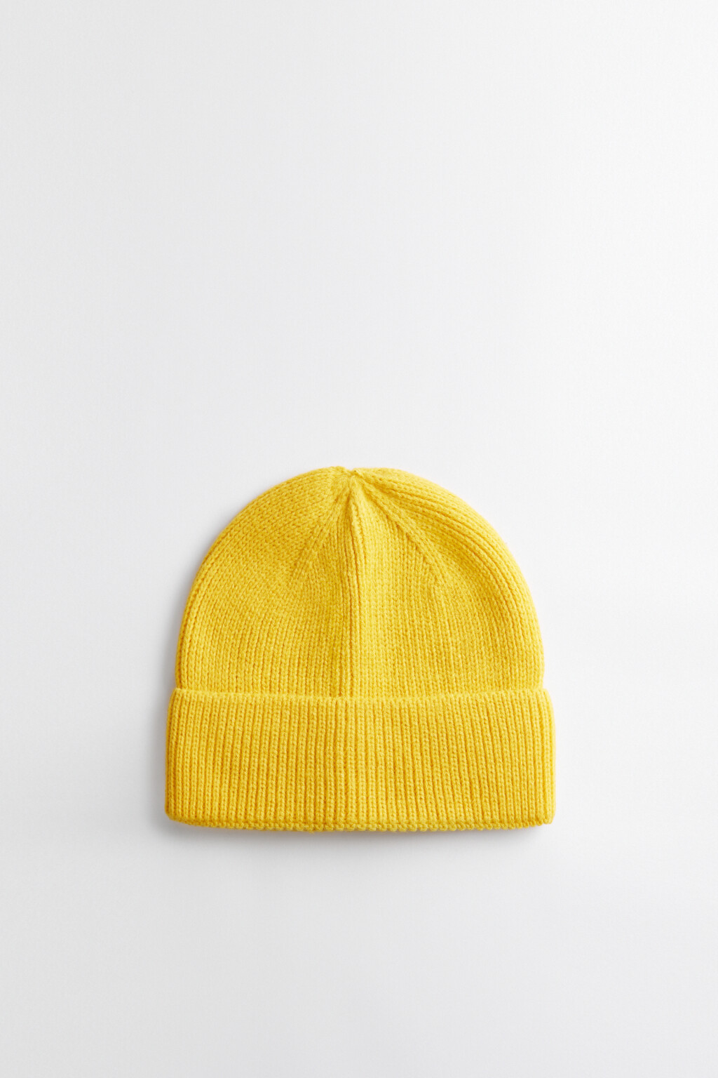 Шапка-бини вязаная короткая до ушей - цвет желтый - 1