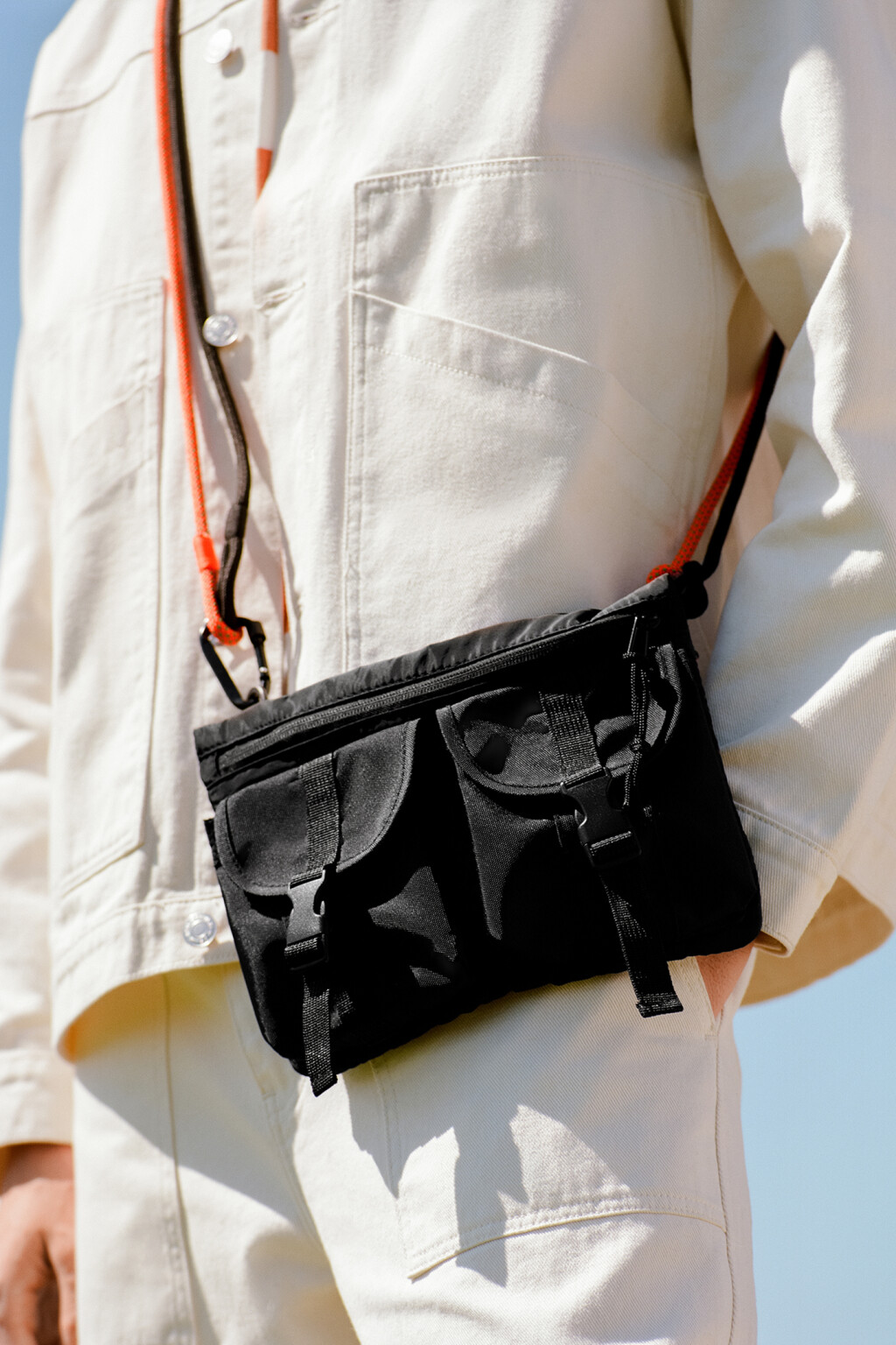 Сумка-кроссбоди текстильная со шнурком на карабине - цвет черный - 5