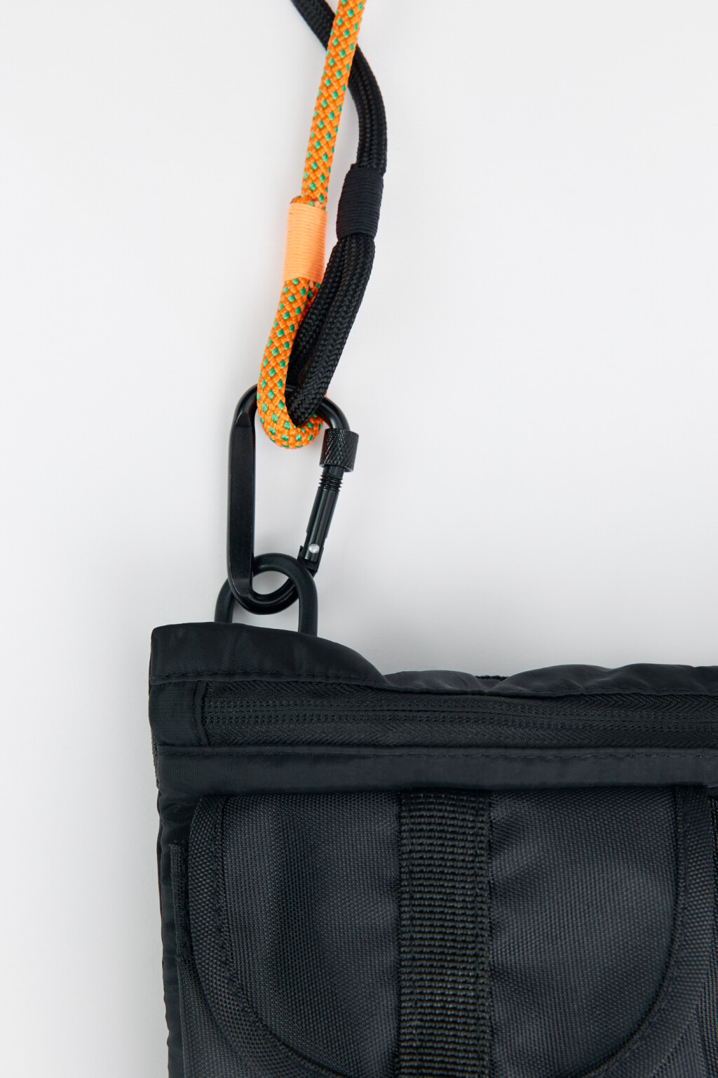 Сумка-кроссбоди текстильная со шнурком на карабине - цвет черный - 4