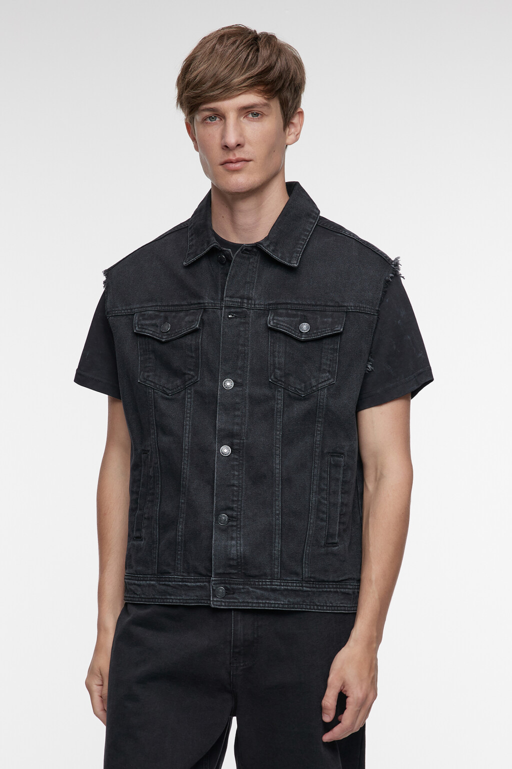 Жилет джинсовый короткий с рваными краями и бахромой - цвет серый - 2