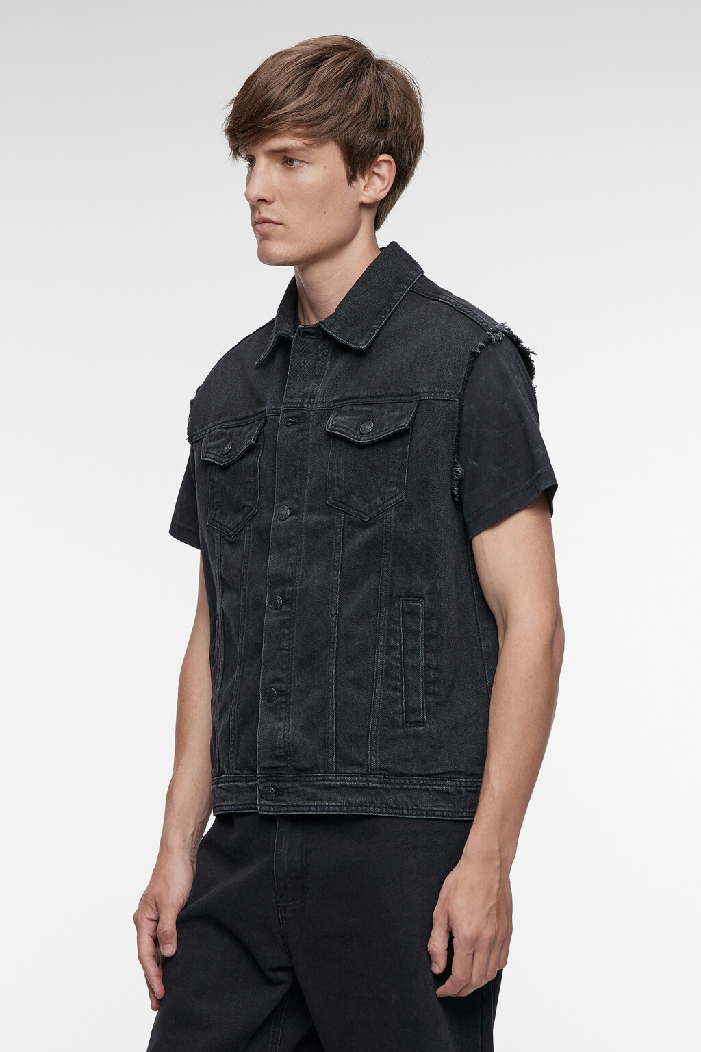 Жилет джинсовый короткий с рваными краями и бахромой - цвет серый - 3