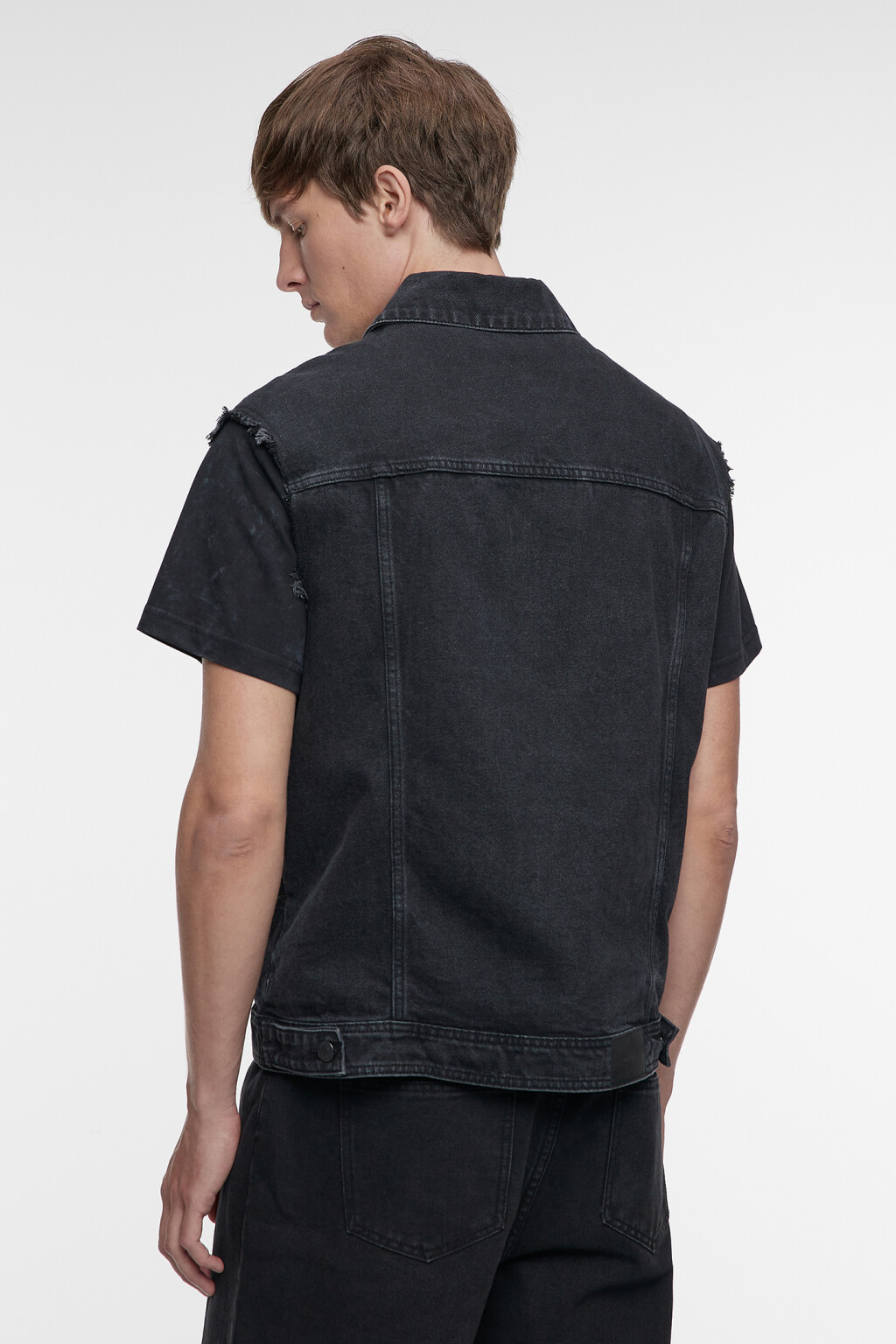 Жилет джинсовый короткий с рваными краями и бахромой - цвет серый - 4