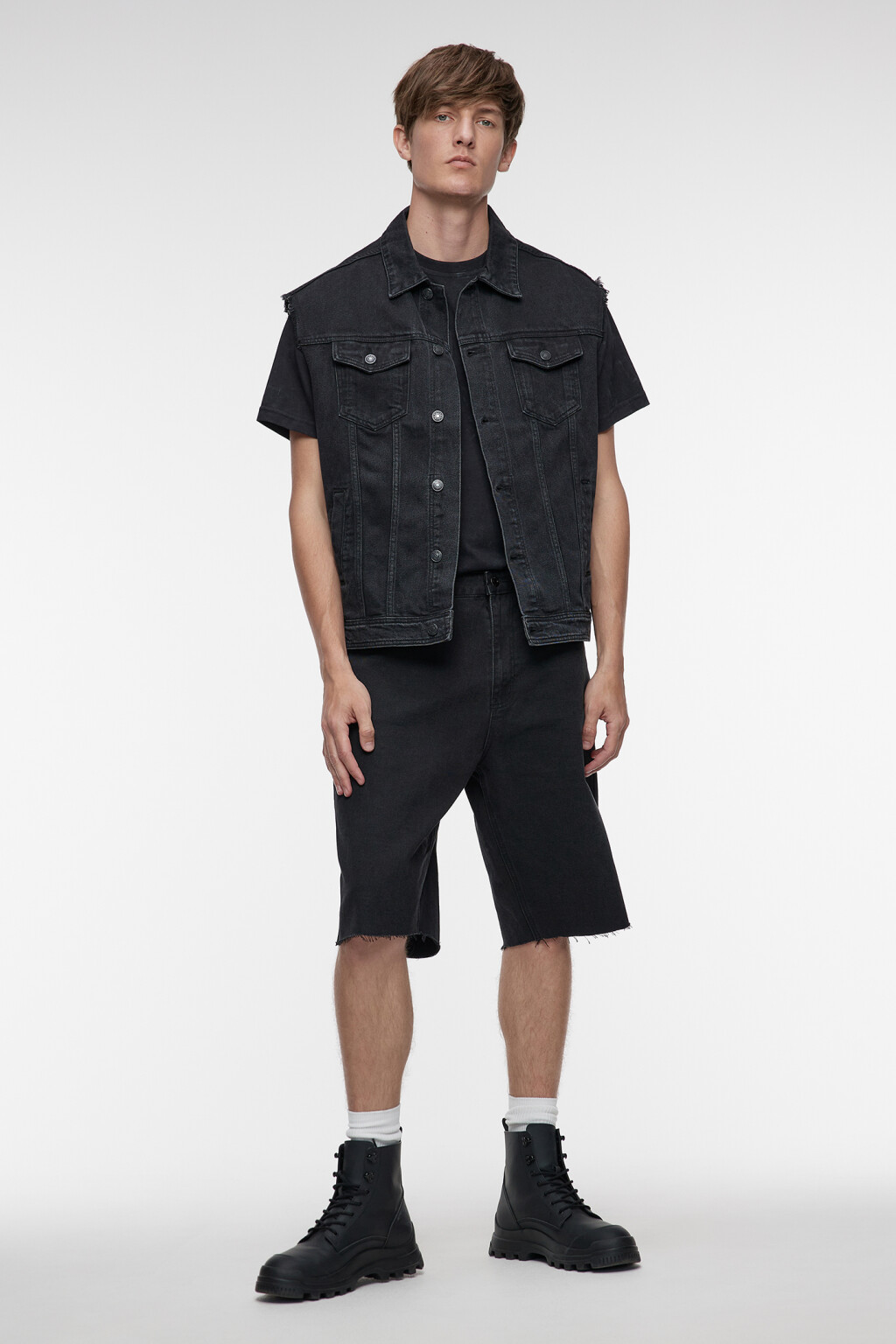 Жилет джинсовый короткий с рваными краями и бахромой - цвет серый - 1