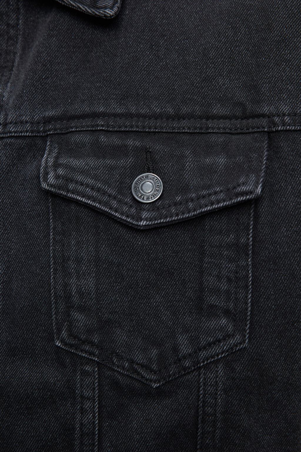 Жилет джинсовый короткий с рваными краями и бахромой - цвет серый - 5