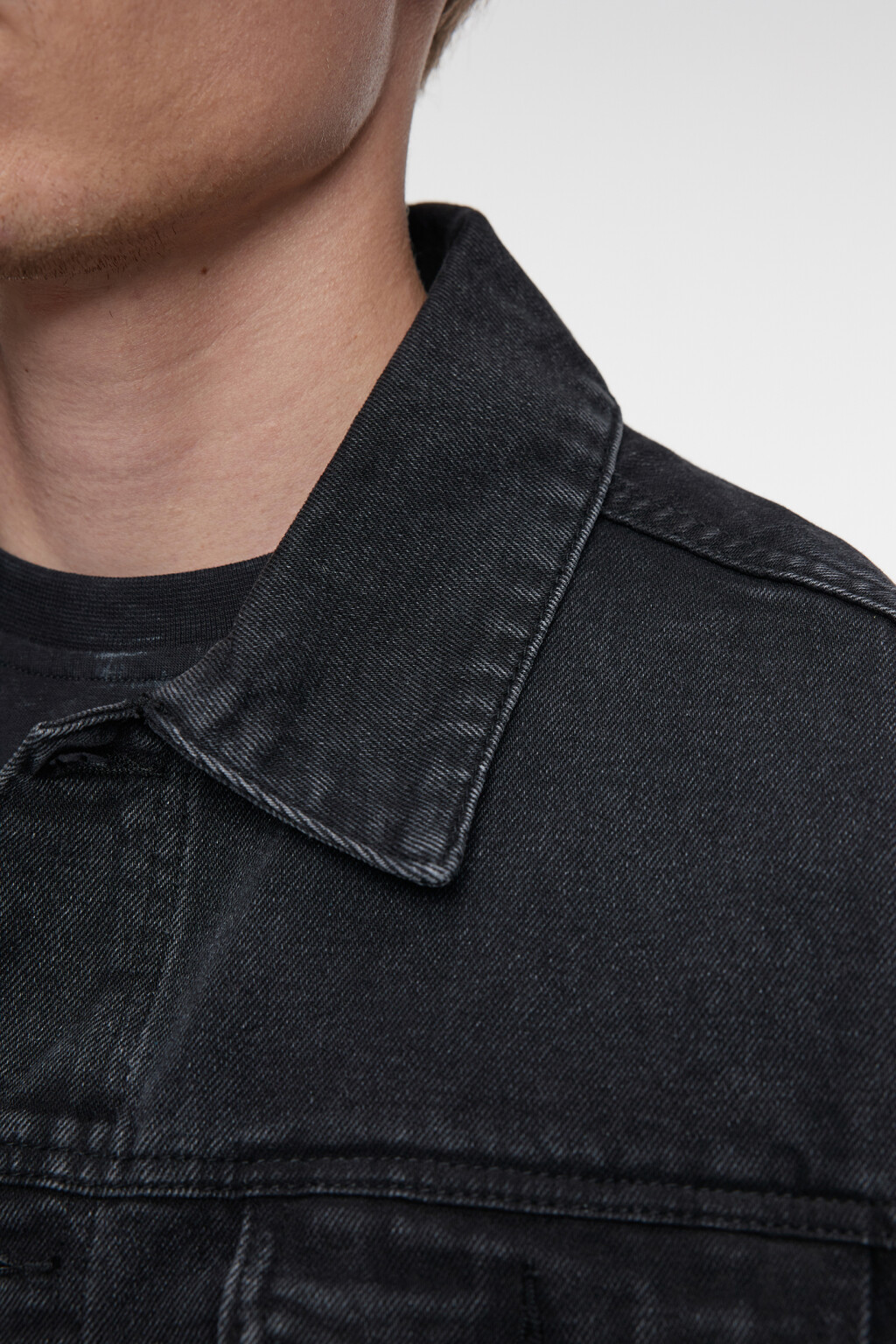 Жилет джинсовый короткий с рваными краями и бахромой - цвет серый - 6