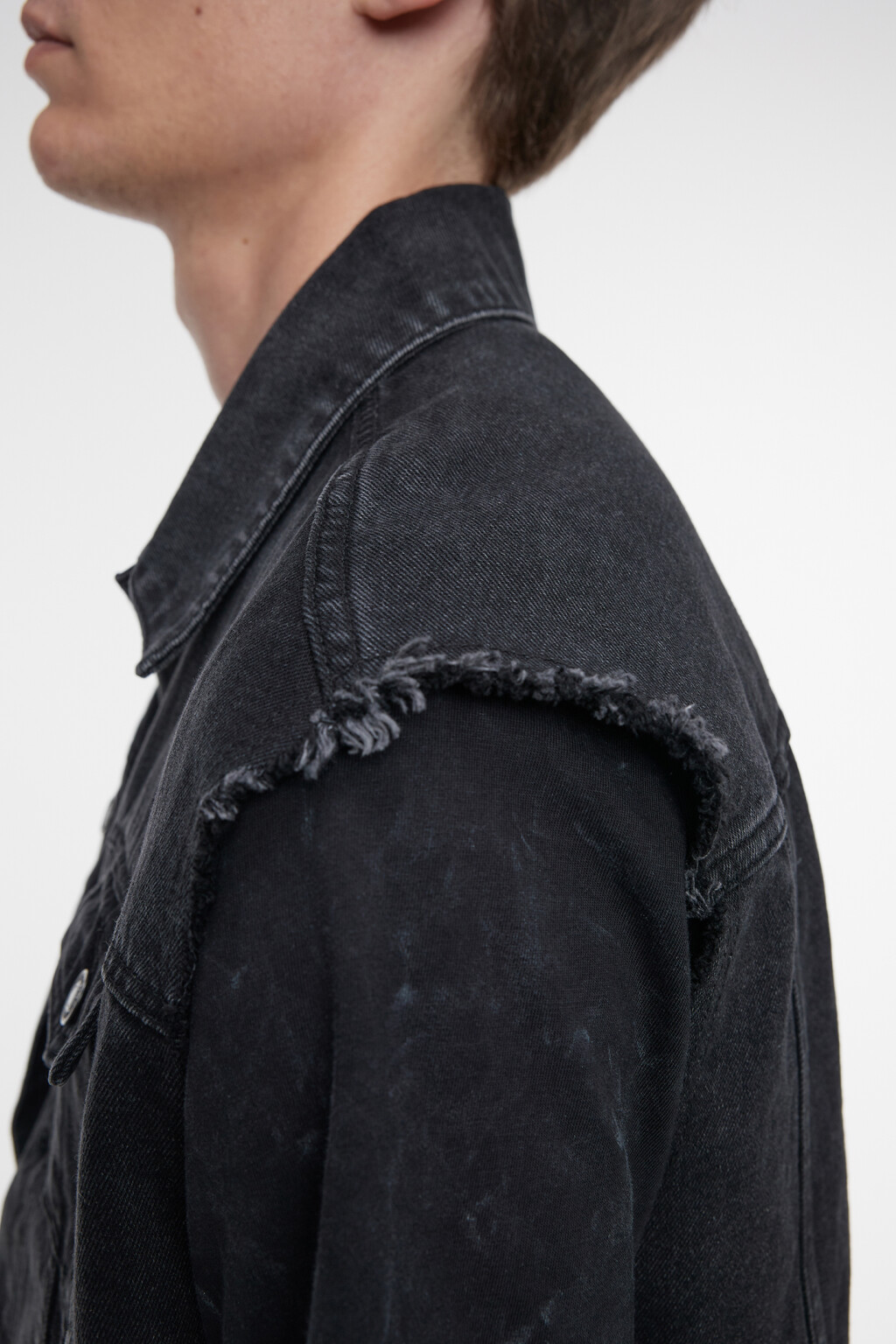 Жилет джинсовый короткий с рваными краями и бахромой - цвет серый - 7