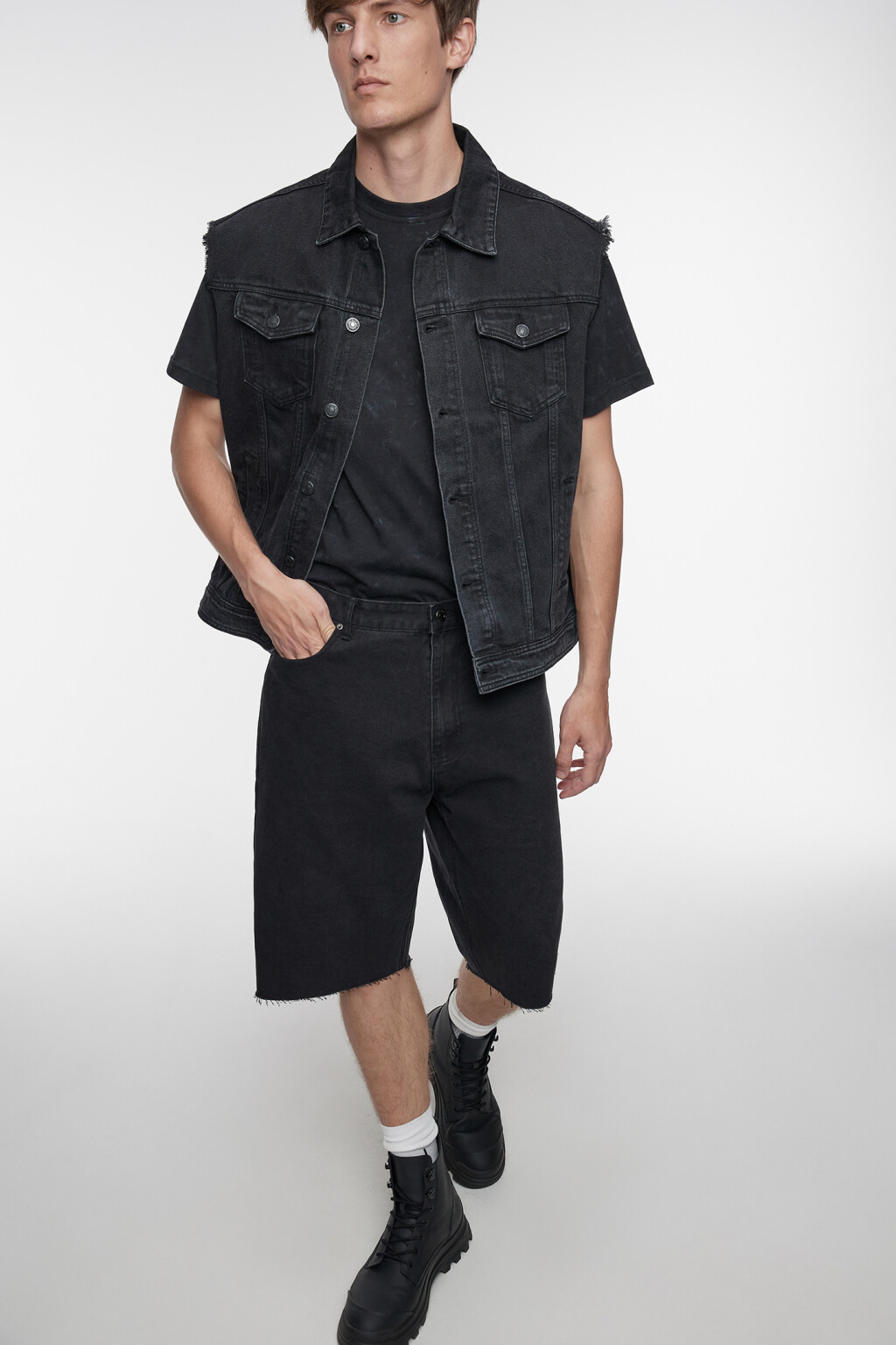 Жилет джинсовый короткий с рваными краями и бахромой - цвет серый - 8