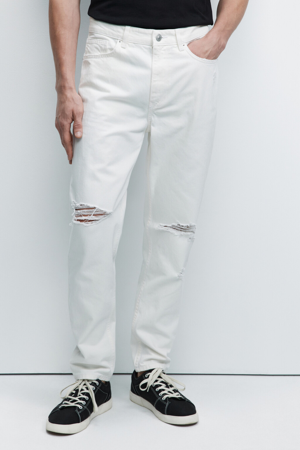 Джинсы slim зауженные с рваными коленями - цвет белый - 2