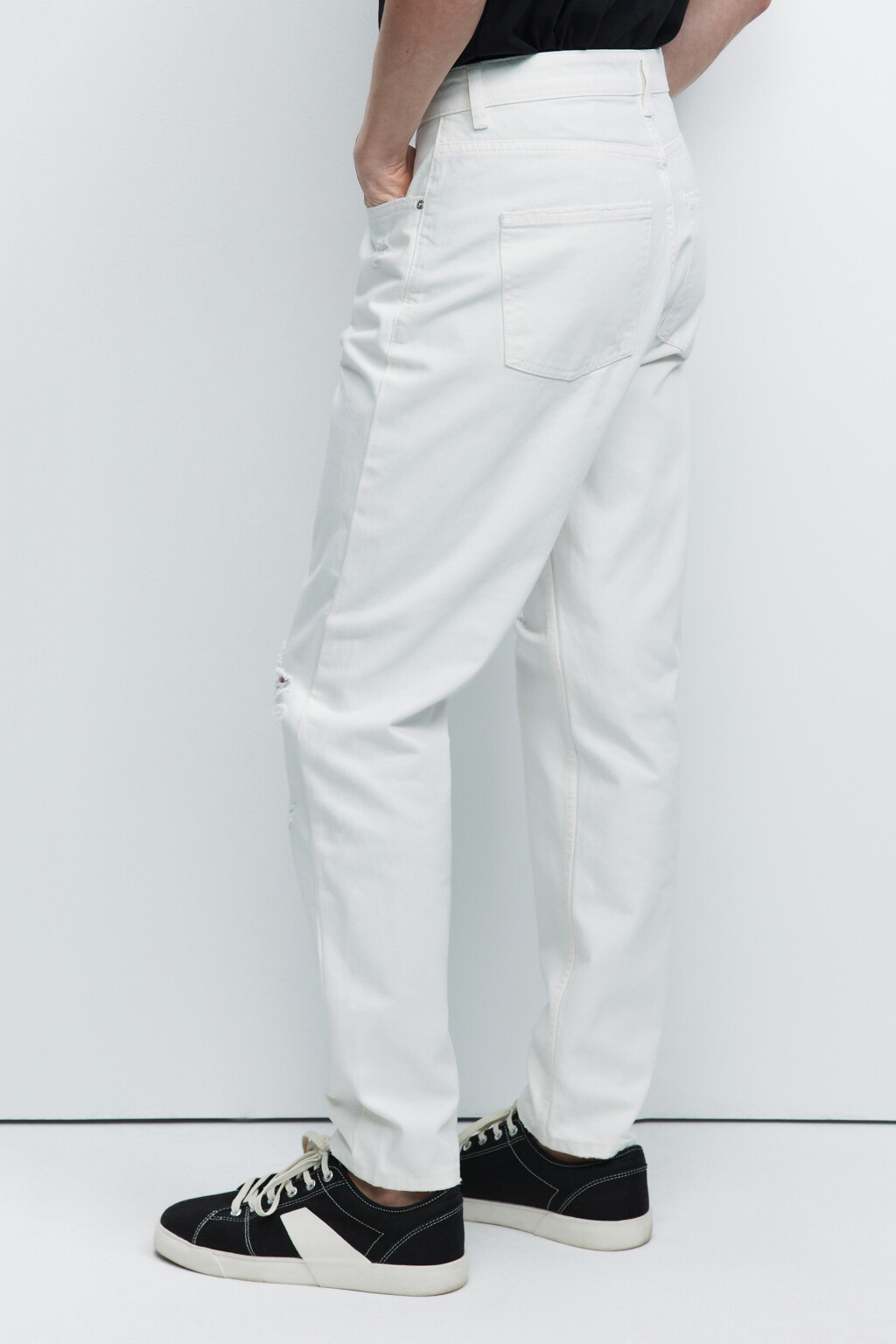 Джинсы slim зауженные с рваными коленями - цвет белый - 4