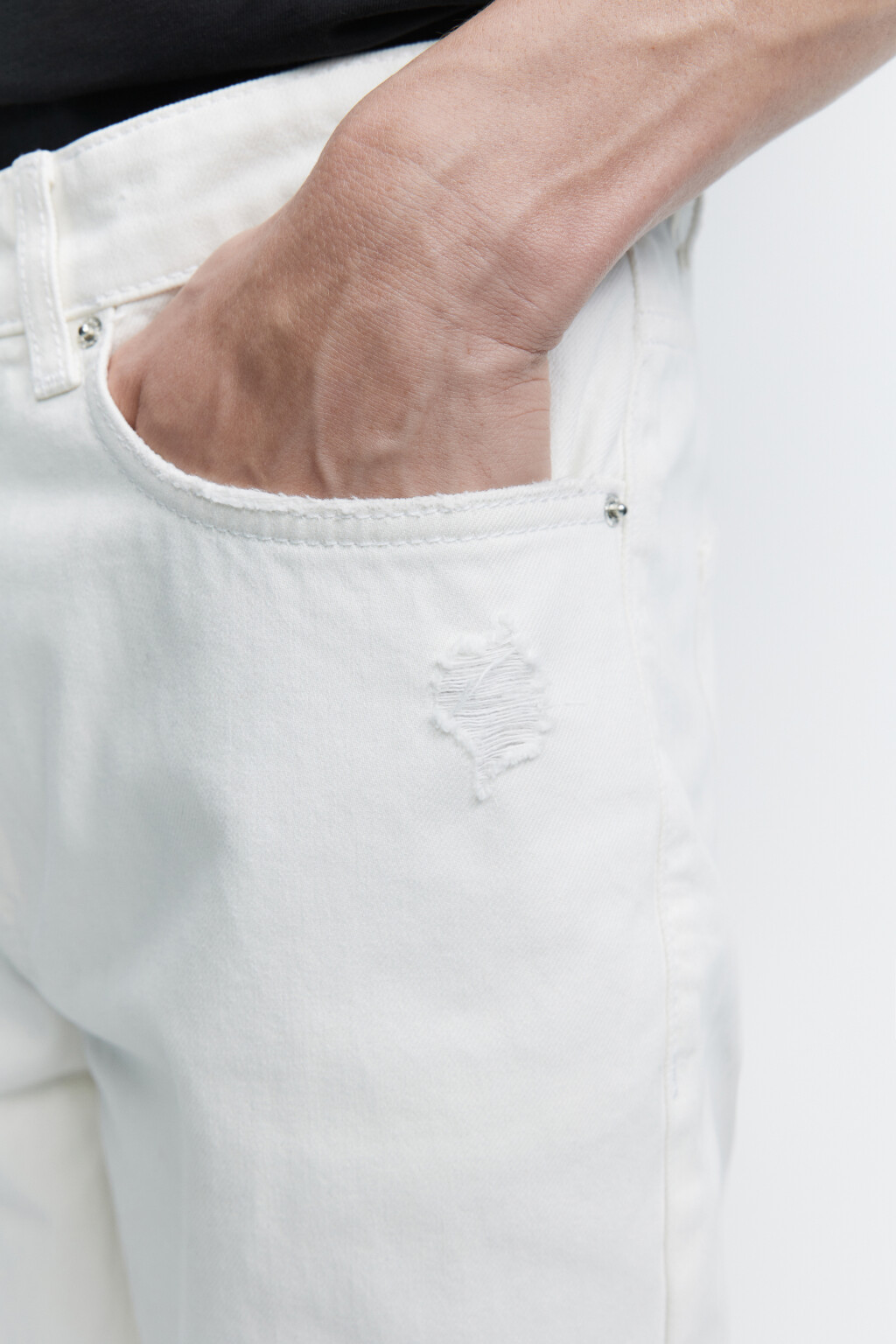 Джинсы slim зауженные с рваными коленями - цвет белый - 6