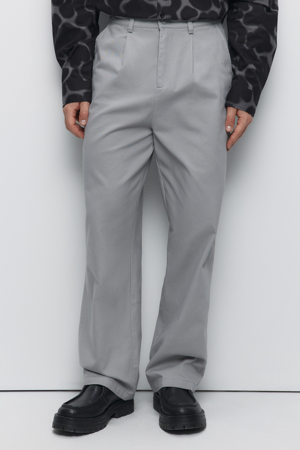 Брюки прямые костюмные из твиловой ткани - цвет серый - 2