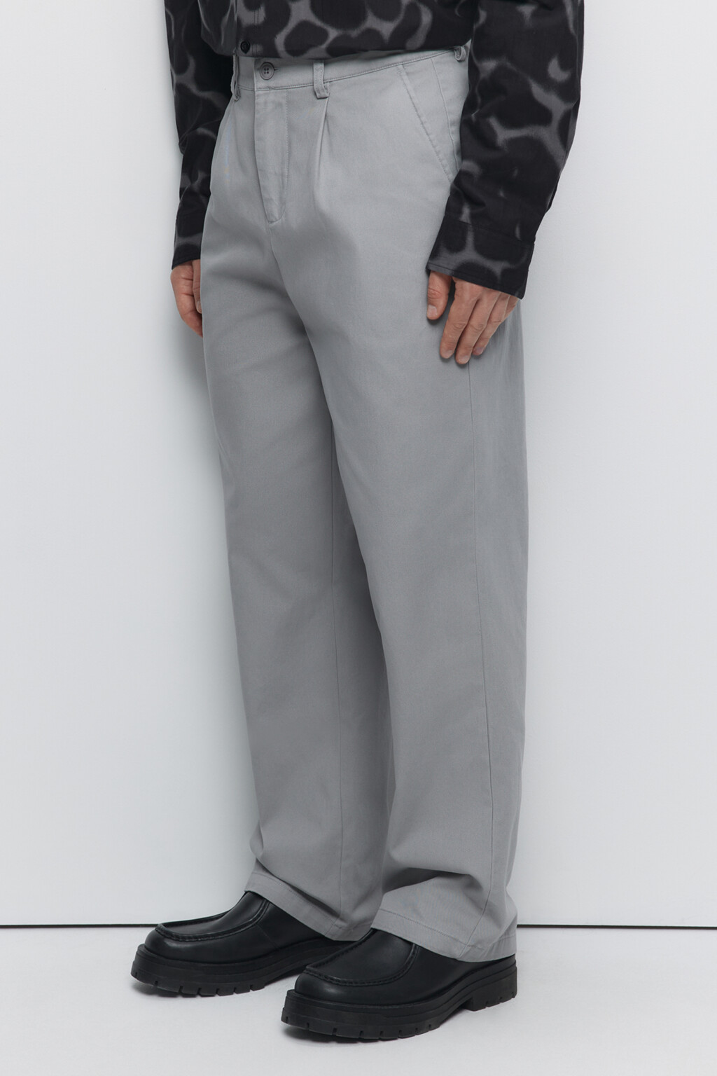 Брюки прямые костюмные из твиловой ткани - цвет серый - 3