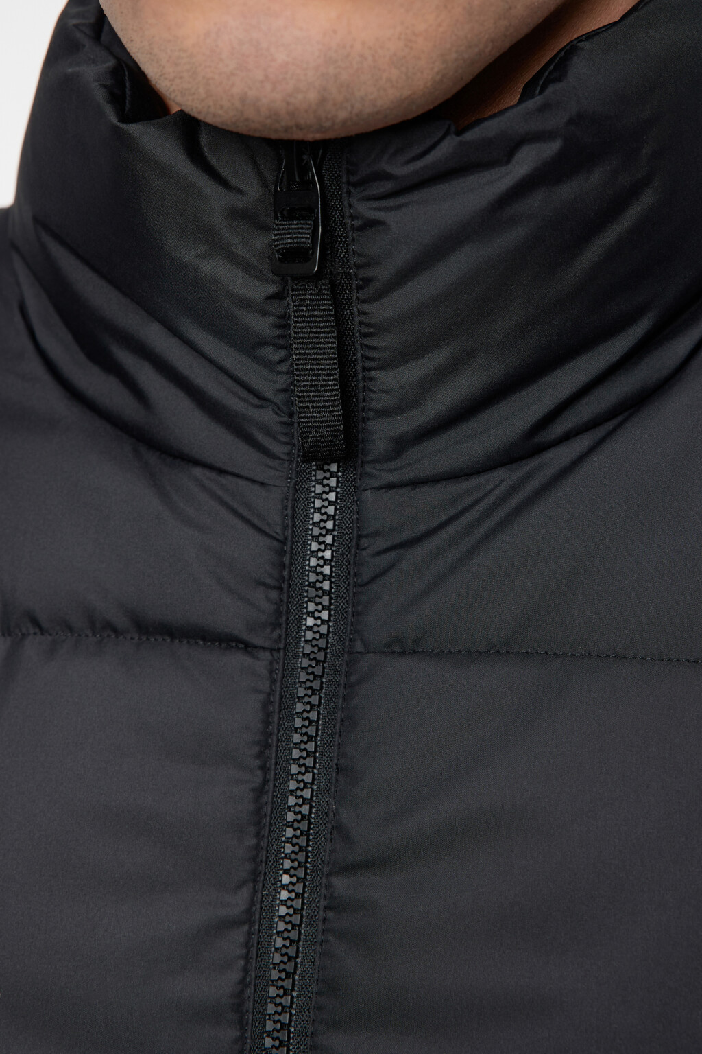 Жилет стеганый утепленный с воротником-стойкой - цвет черный - 5