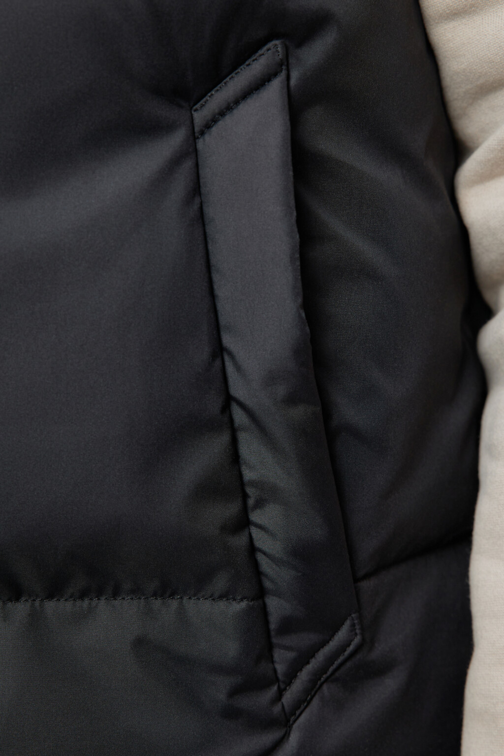 Жилет стеганый утепленный с воротником-стойкой - цвет черный - 6