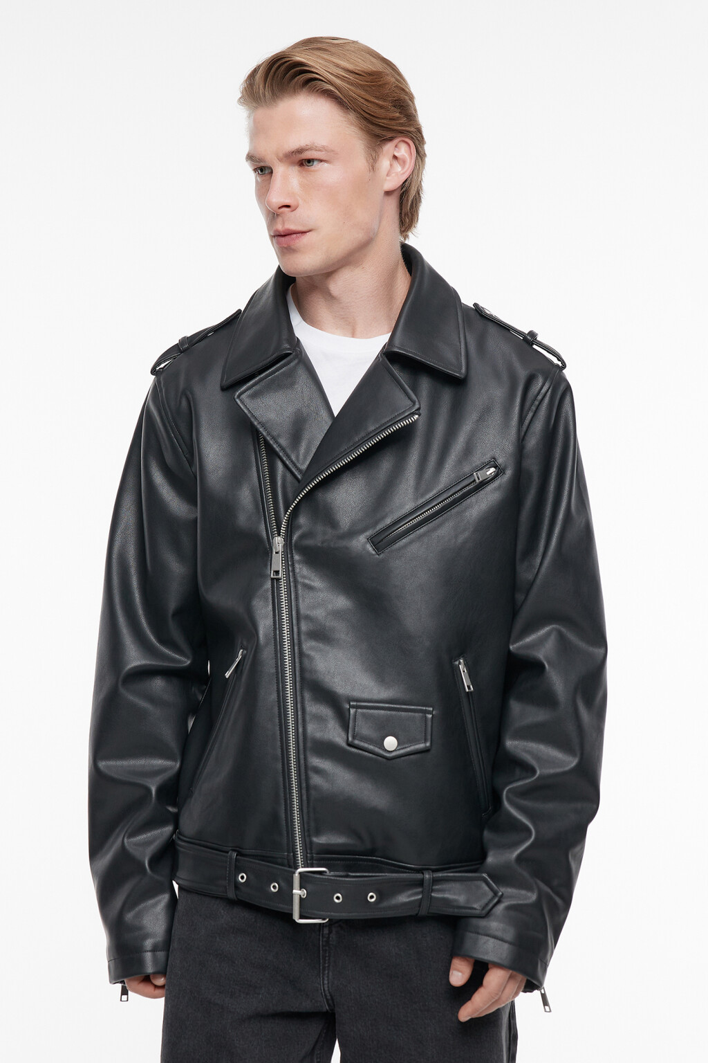 Куртка-косуха из искусственной кожи с погонами и заклепками - цвет черный - 3