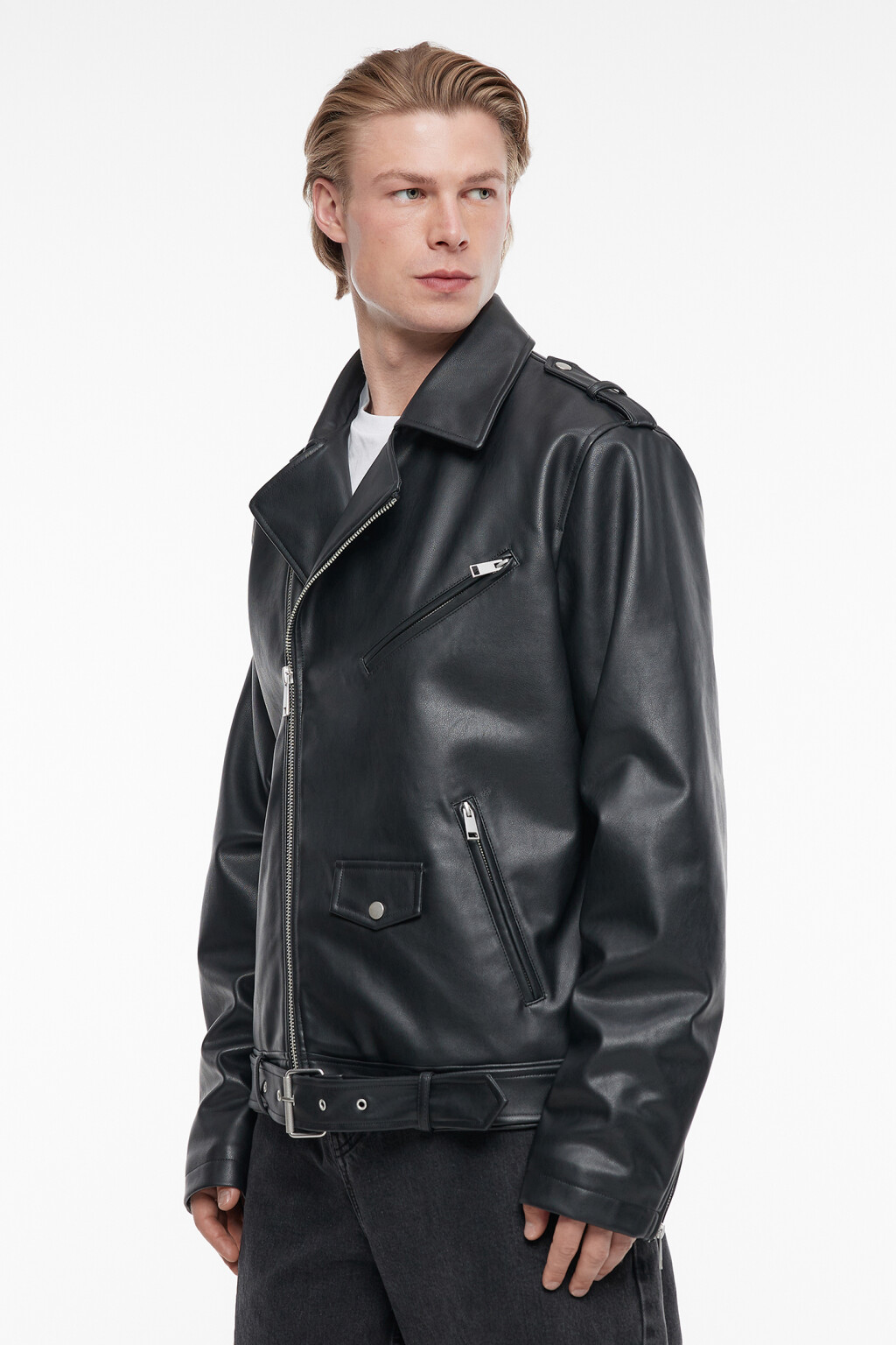 Куртка-косуха из искусственной кожи с погонами и заклепками - цвет черный - 4