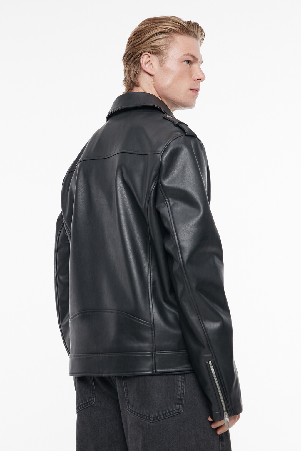 Куртка-косуха из искусственной кожи с погонами и заклепками - цвет черный - 5