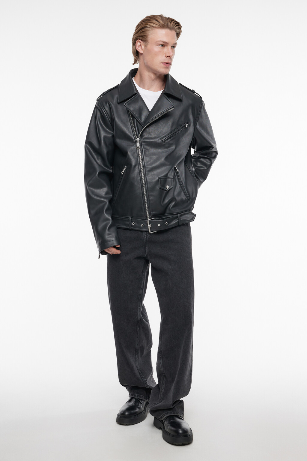 Куртка-косуха из искусственной кожи с погонами и заклепками - цвет черный - 1