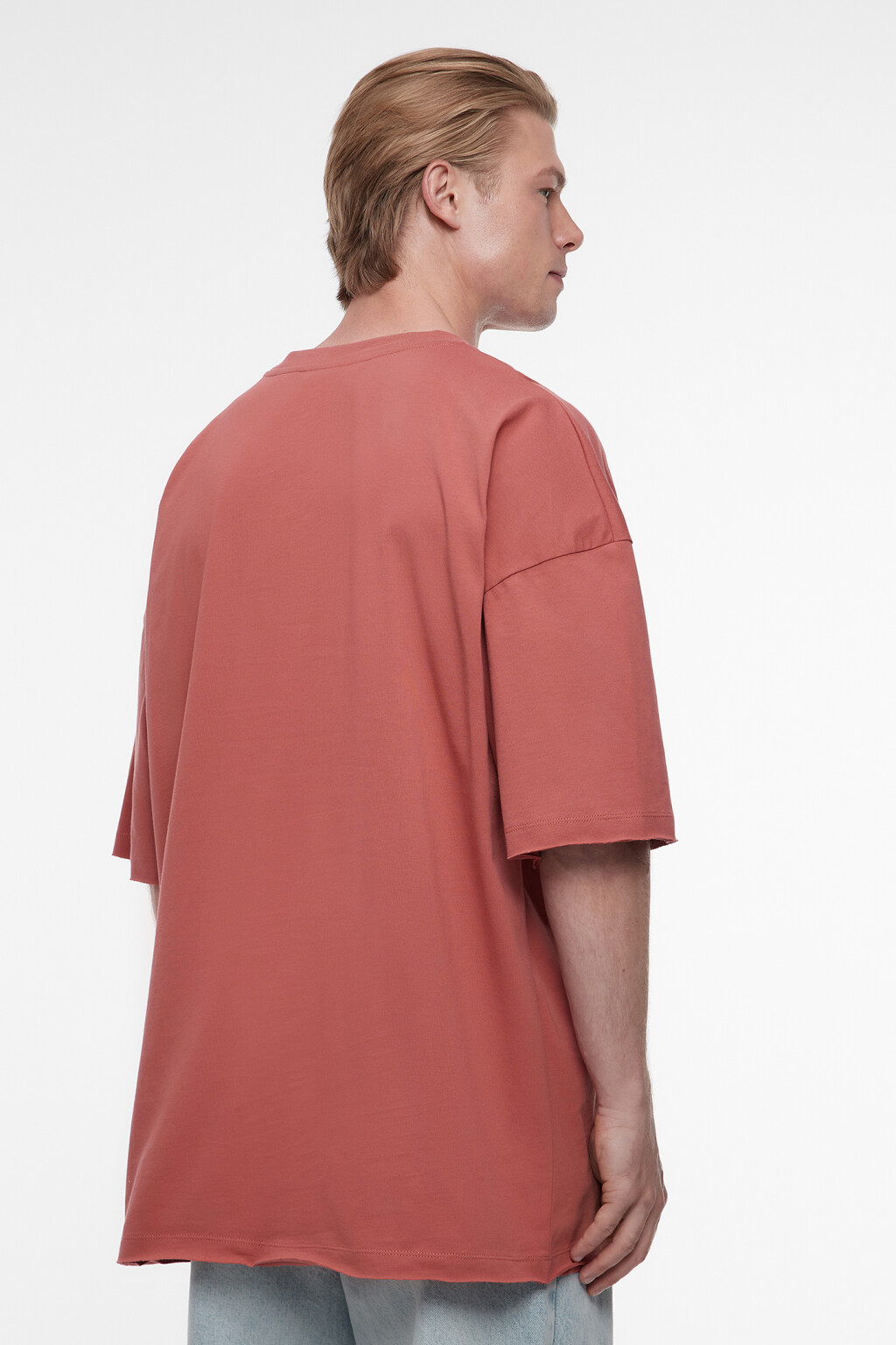 Футболка oversize с открытыми срезами и принтом-вышивкой - цвет красный - 4