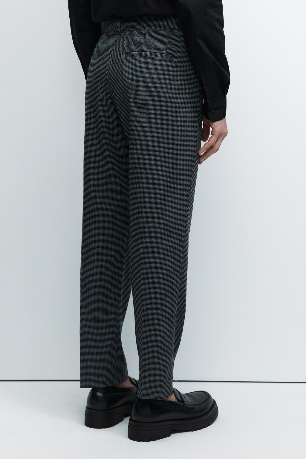 Брюки зауженные костюмные с принтом в клетку - цвет серый - 3