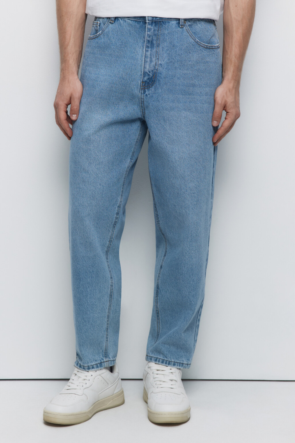 Джинсы-бананы широкие с вареным эффектом - цвет голубой - 3