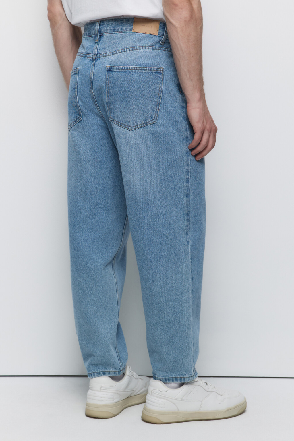 Джинсы-бананы широкие с вареным эффектом - цвет голубой - 2