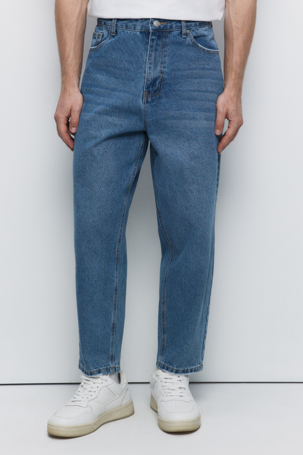 Джинсы-бананы широкие с вареным эффектом - цвет голубой - 2