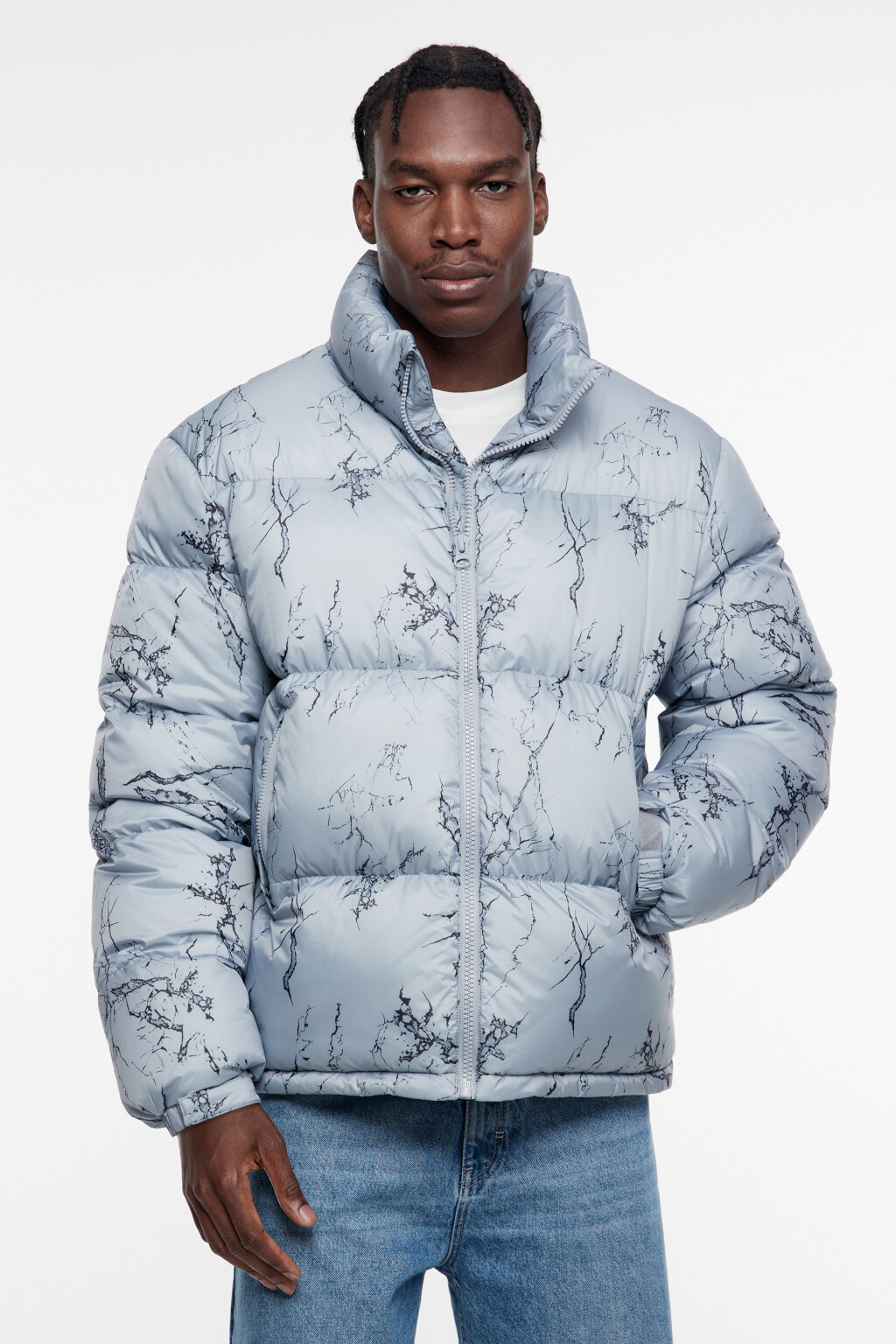 Куртка-пуховик стеганая с воротником-стойкой и принтом - цвет серый - 3