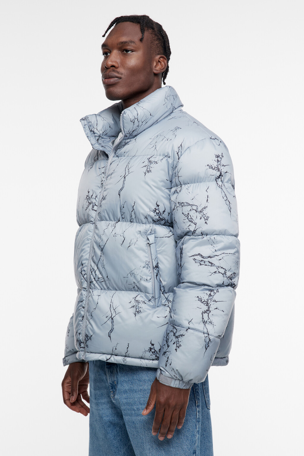 Куртка-пуховик стеганая с воротником-стойкой и принтом - цвет серый - 4