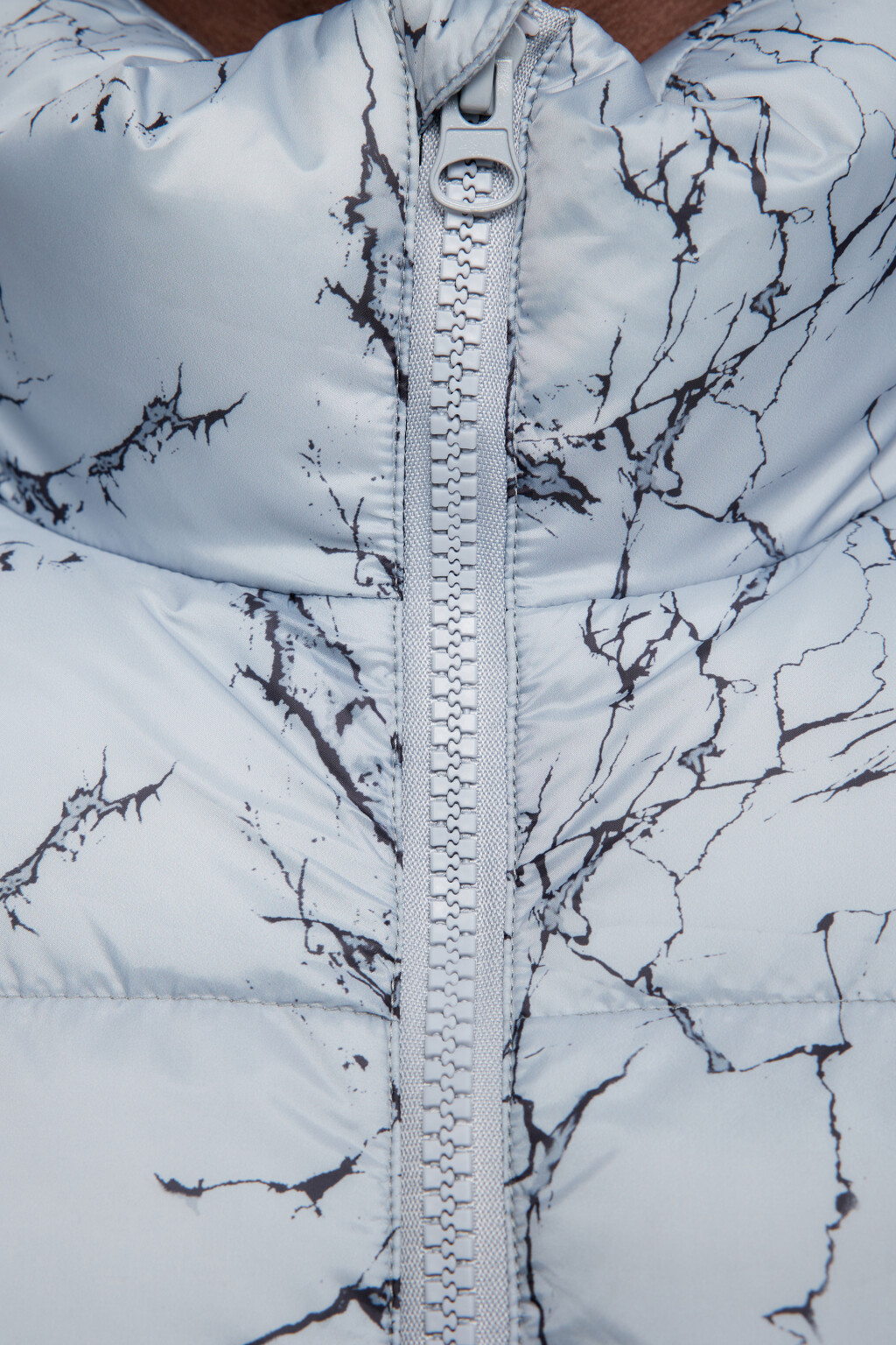 Куртка-пуховик стеганая с воротником-стойкой и принтом - цвет серый - 7