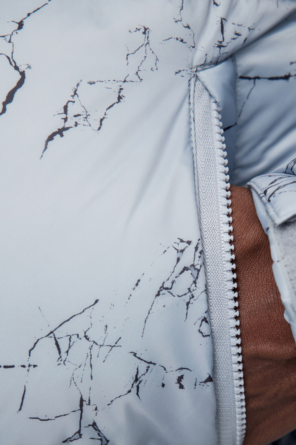 Куртка-пуховик стеганая с воротником-стойкой и принтом - цвет серый - 8