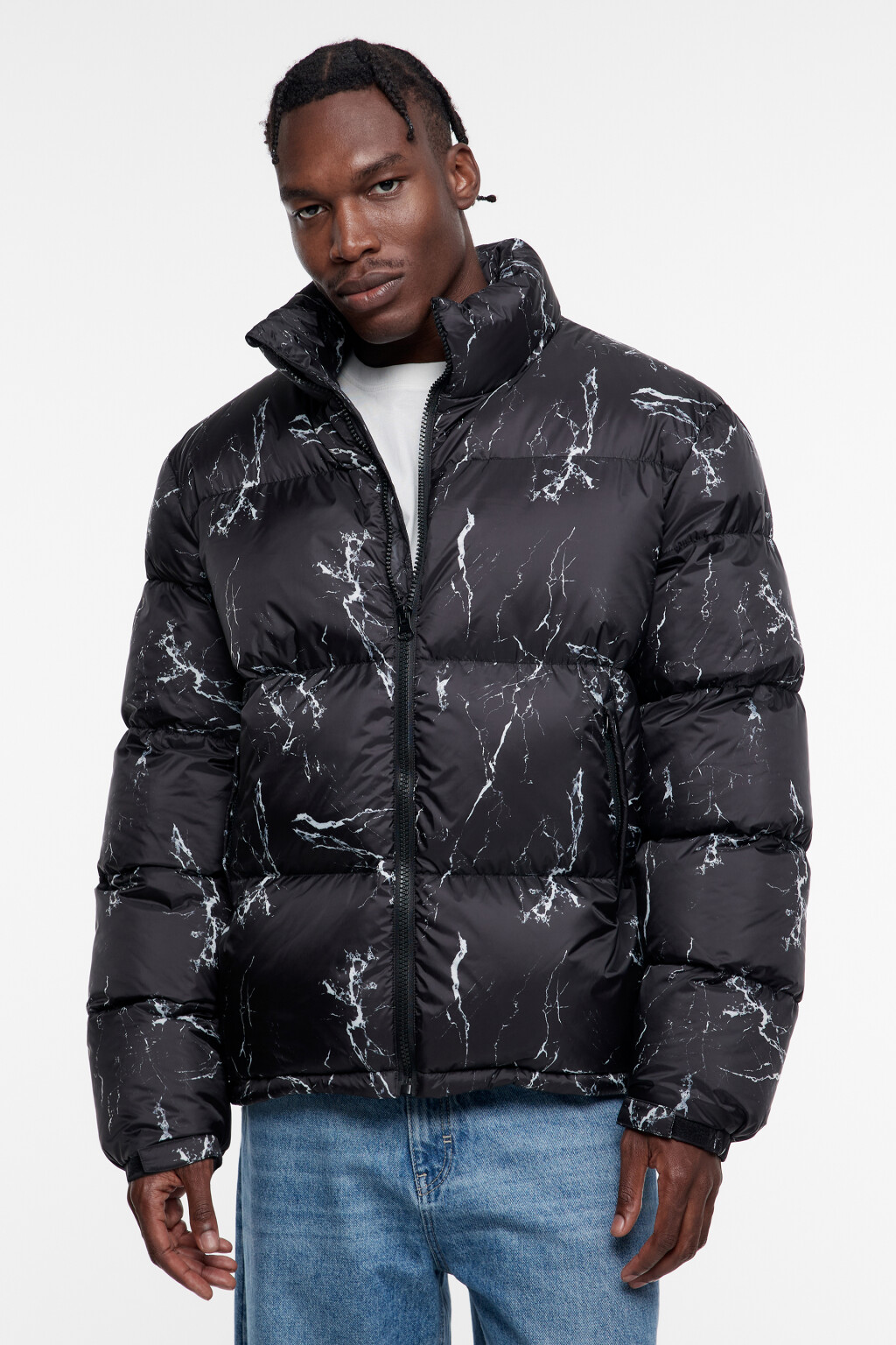 Куртка-пуховик стеганая с воротником-стойкой и принтом - цвет черный - 2