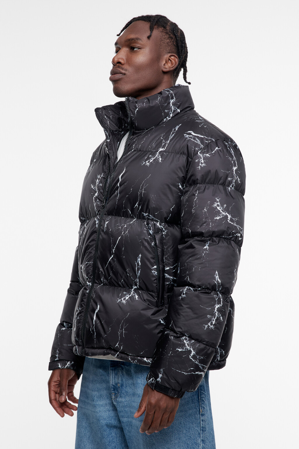 Куртка-пуховик стеганая с воротником-стойкой и принтом - цвет черный - 3