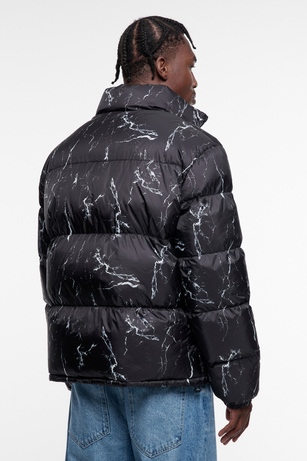 Куртка-пуховик стеганая с воротником-стойкой и принтом - цвет черный - 4