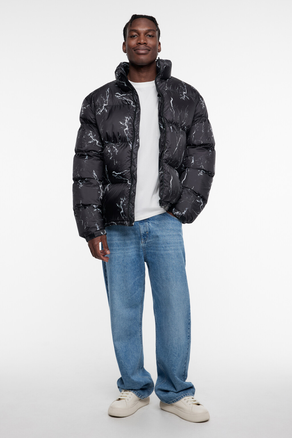Куртка-пуховик стеганая с воротником-стойкой и принтом - цвет черный - 5