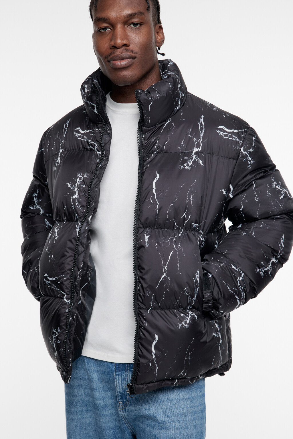 Куртка-пуховик стеганая с воротником-стойкой и принтом - цвет черный - 1