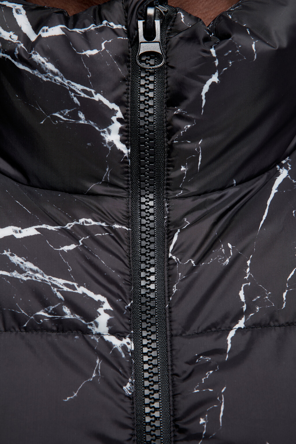 Куртка-пуховик стеганая с воротником-стойкой и принтом - цвет черный - 7